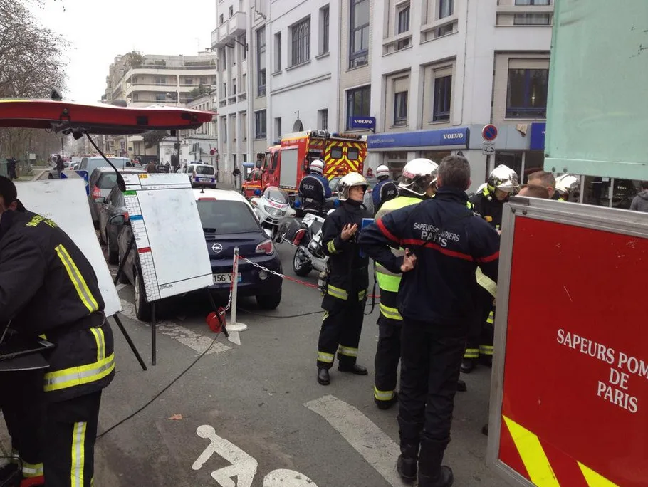 Ataque a revista satírica de Paris deixa pelo menos 12 pessoas mortas