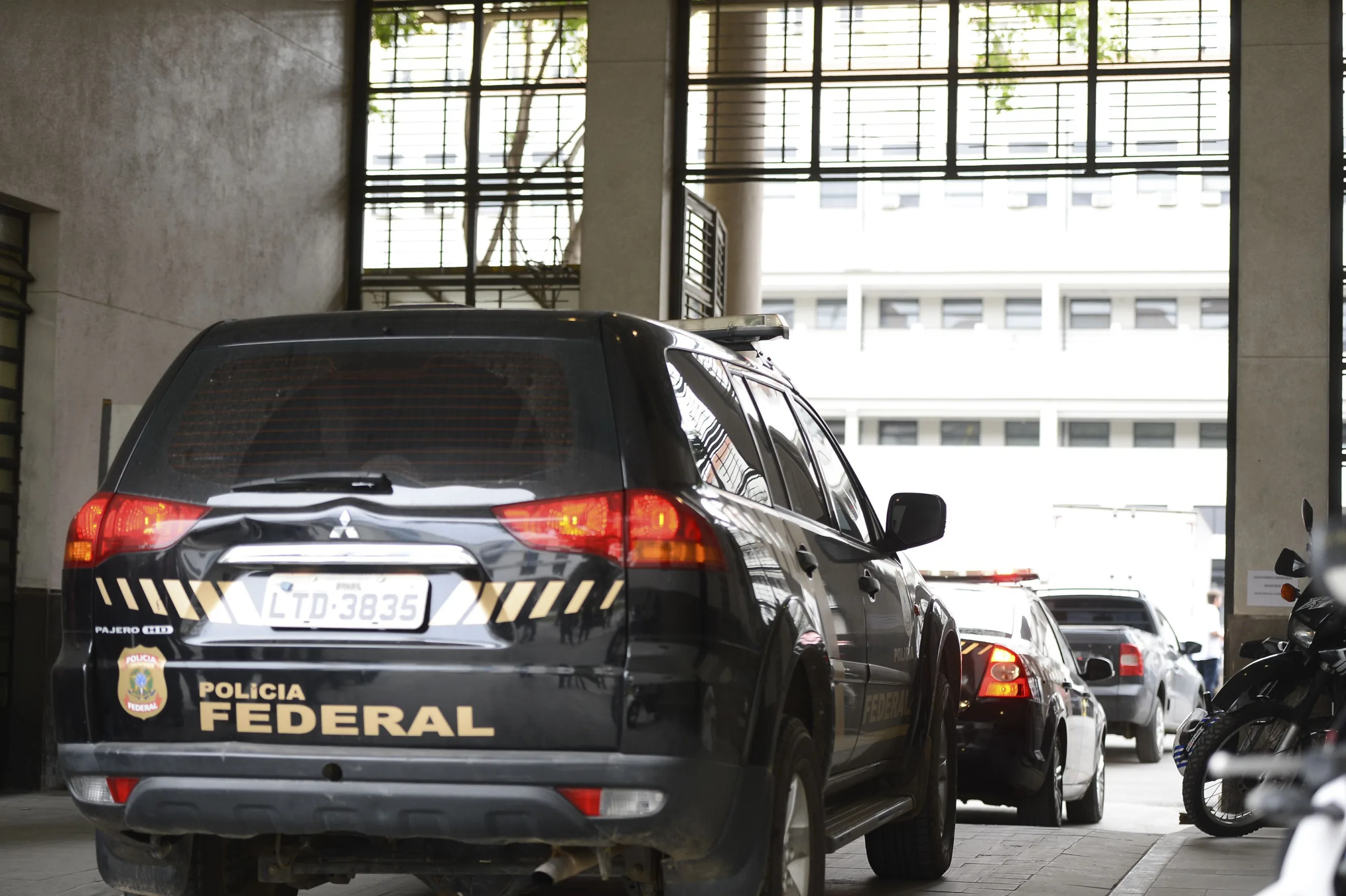 Rio de Janeiro – A Polícia Federal e a Receita Federal deflagraram nesta manhã os trabalhos da 30ª fase da Operação Lava Jato, a operação Vício. Na foto carros da Polícia Federal chegam com malotes e computadores na sede da polícia, região portuária do Rio (Tânia Rêgo/Agência Brasil)