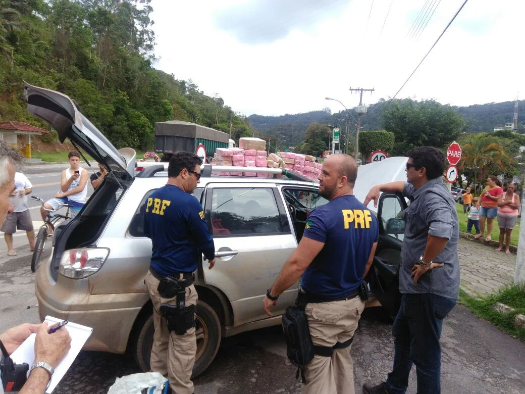 Três são presos transportando 50kg de pasta base de cocaína na BR 262