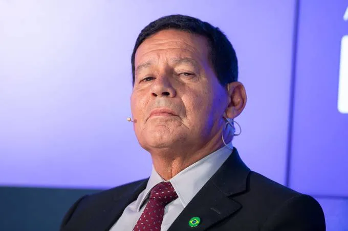 Mourão: "Acho forte tornar o Bolsonaro inelegível"