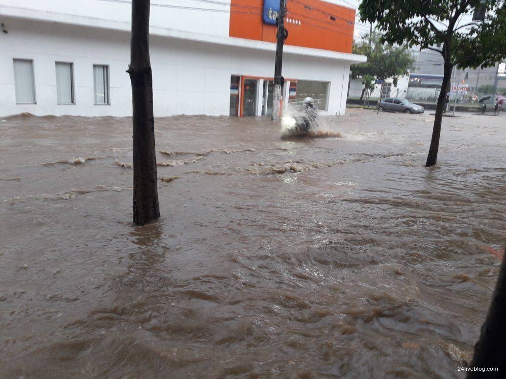 Em menos de 24h, chuva provoca alagamentos e muitos estragos em regiões do ES