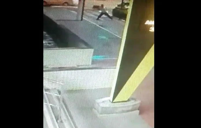 Vídeo mostra homem arremessando vergalhão contra carro de mulher em Vila Velha