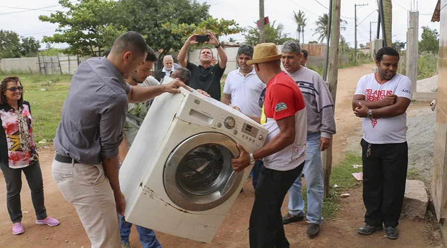 Famílias carentes de Vila Velha recebem itens domésticos reformados