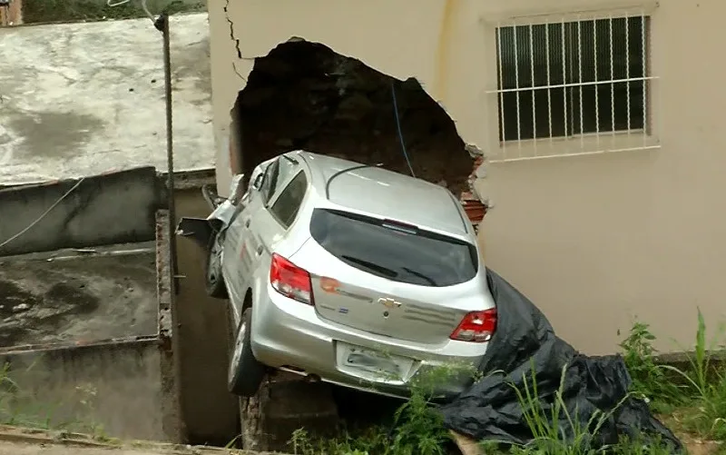 Carro desgovernado que atingiu igreja em VV continua no local