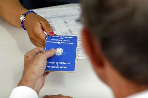 Apenas em maio 213 mil vagas formais foram fechadas, mostra o IBGE