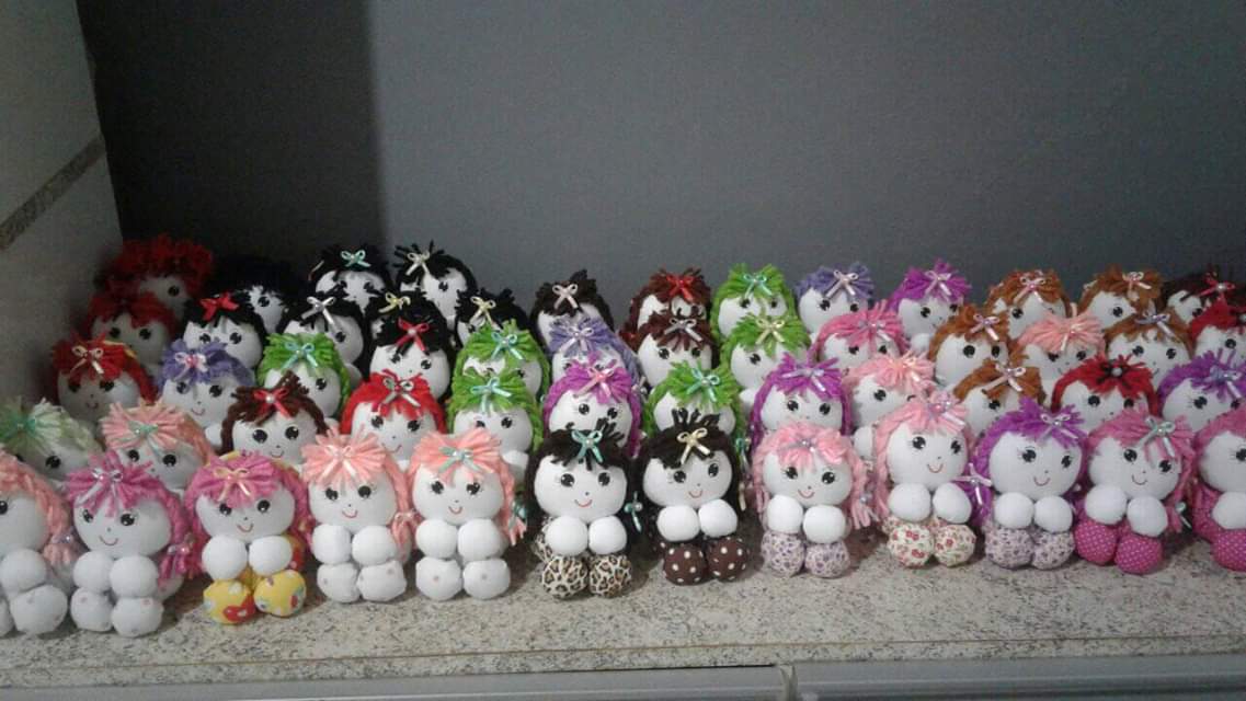 Mãe vende bonecas de pano para ajudar na renda familiar e no tratamento da filha com doença rara