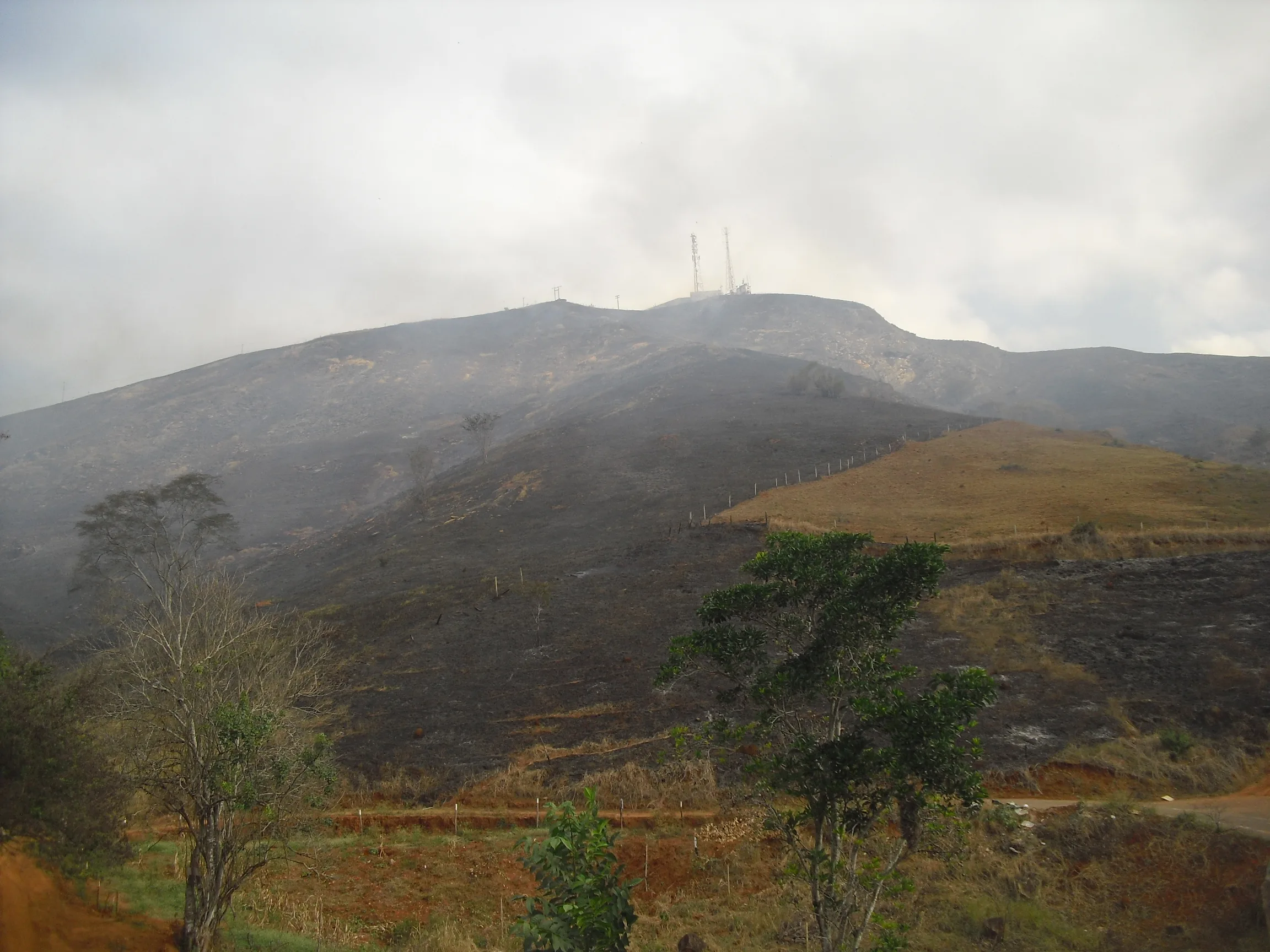 Fogo atinge morro das torres de telecomunicação em Cachoeiro de Itapemirim