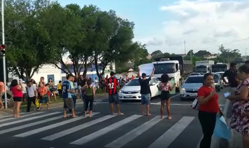 Protesto de populares bloqueia BR 101 em Nova Carapina, na Serra