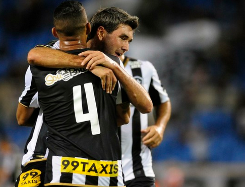 Botafogo ganha do Vitória em final emocionante e dispara na liderança da Série B