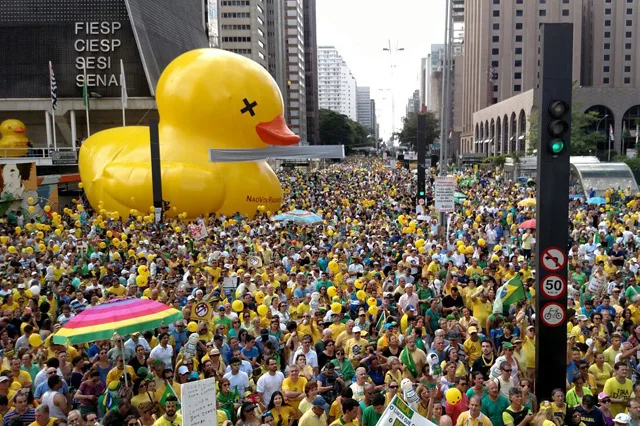 Em dia de reunião de Temer e Skaf, Fiesp distribui patos de borracha