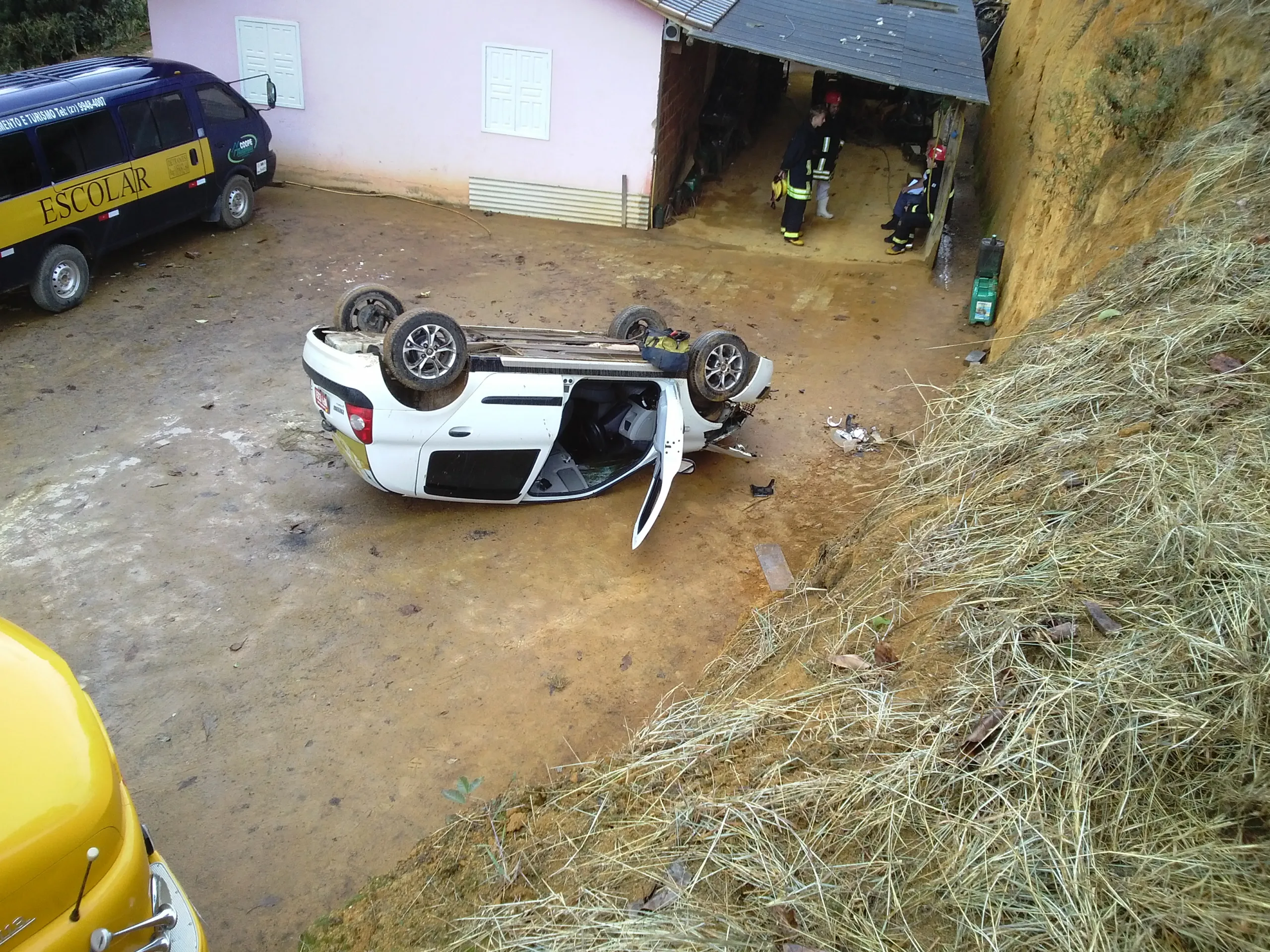 Táxi despenca de barranco e dois ficam feridos em Santa Maria de Jetibá