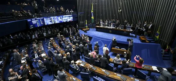 Brasília – Senadoras de oposição deixam a mesa e o presidente do Senado, Eunício Oliveira, retoma a sessão para votação da reforma trabalhista (Marcelo Camargo/Agência Brasil)