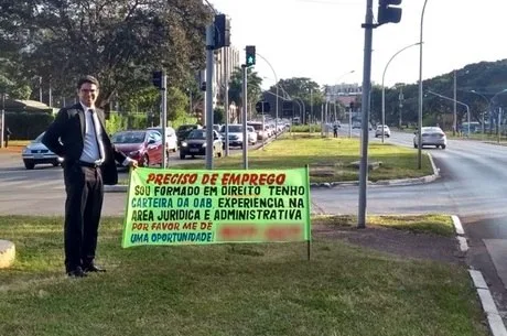 Após pedir ajuda em semáforo, advogado ganha emprego e pós-graduação