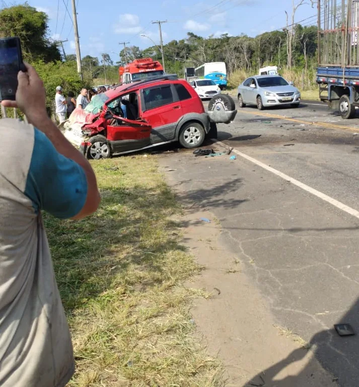 Carro de passeio e ambulância batem de frente na Serra; motoristas ficam feridos