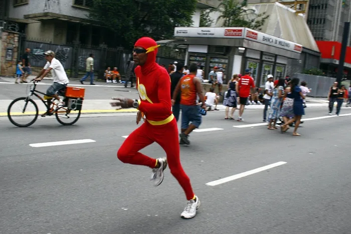 Corrida de São Silvestre reúne milhares de amadores que participam pela festa em São Paulo