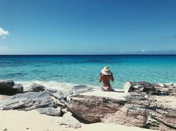 Bruna Marquezine posta foto de topless em viagem ao Caribe