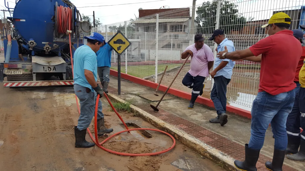 Equipes trabalham para resolver transtornos causados pelas chuvas em Itapemirim