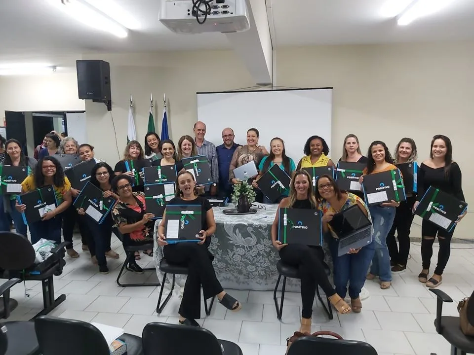 Professores da rede municipal em Jerônimo Monteiro recebem computadores