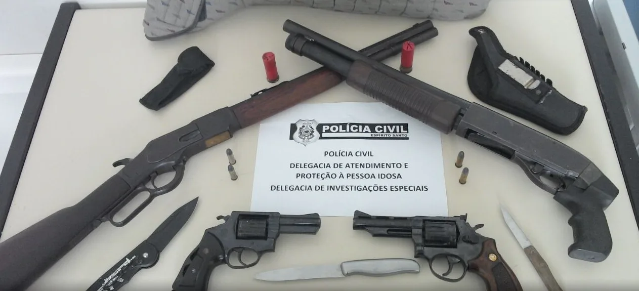 Auditor aposentado é preso com armas dentro de guarda-roupas em Vitória