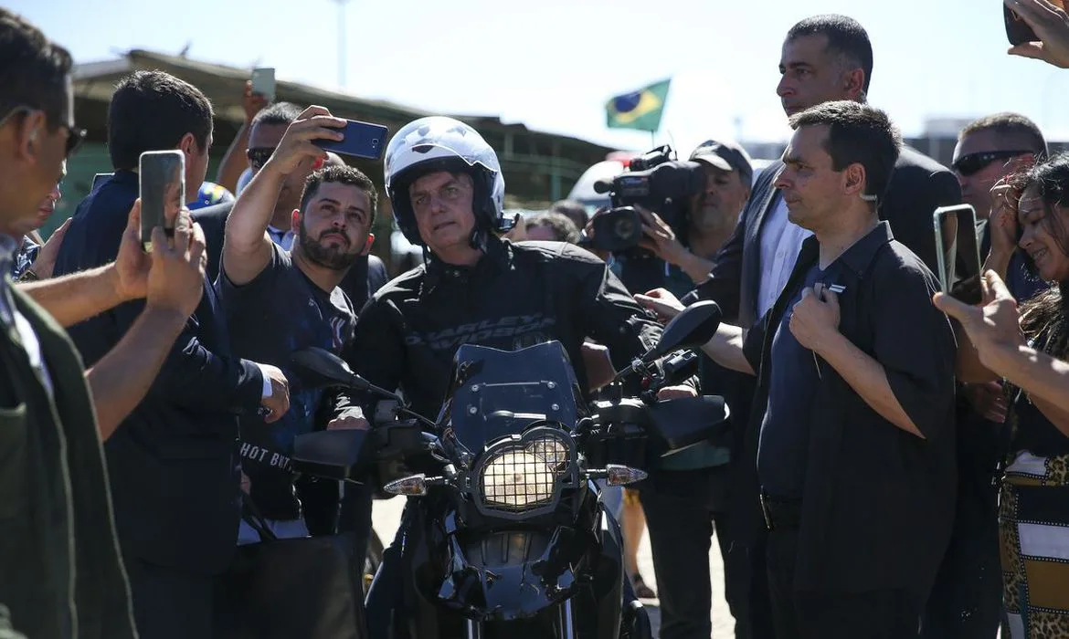 O presidente Jair Bolsonaro em dia de folga, anda de moto, toma caldo de cana na feira da Torre de televisão e tira fotos com populares, acompanhado do ministro da Secretaria de Governo, Luiz Eduardo Ramos