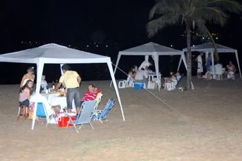 Tendas montadas na areia da praia de Camburi – Réveillon 2009/2010