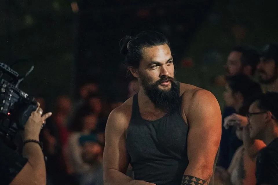 Jason Momoa explica que ficou de regata porque deu blazer à mulher