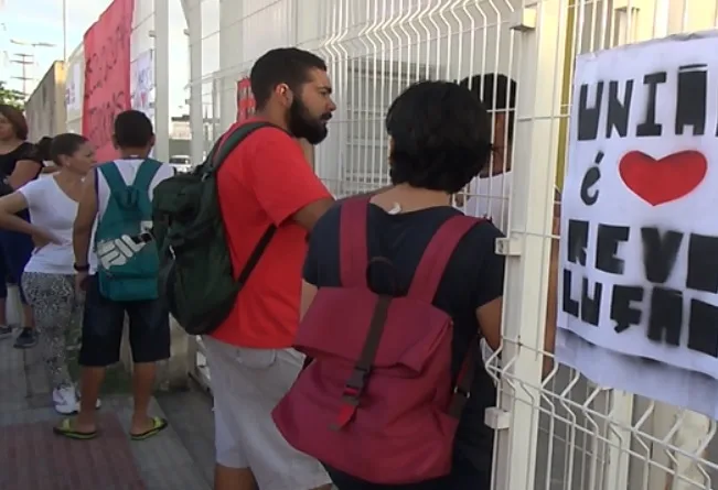 Governo tenta na Justiça retomar aulas em escolas ocupadas por manifestantes no Estado