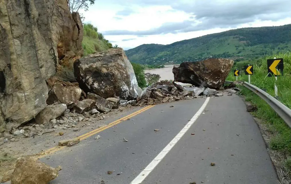 Pedra rola de barranco e interdita totalmente a BR 259 em Colatina