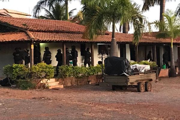 Polícia apreende fogos e cofre em chácara de grupo de extremistas apoiadores de Bolsonaro