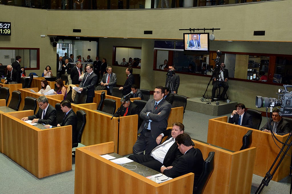 Assembleia aprova urgência para Plano de Educação em sessão tumultuada