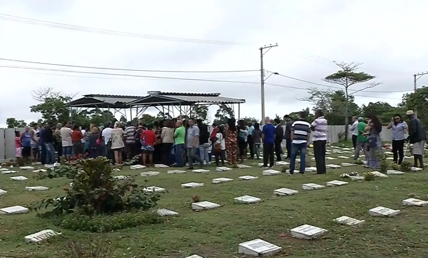 Pedreiro morto durante assalto a ônibus em Guarapari é enterrado sob forte emoção