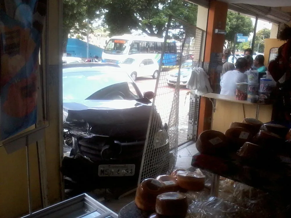 Carro invade padaria em Cachoeiro de Itapemirim e assusta funcionários e clientes