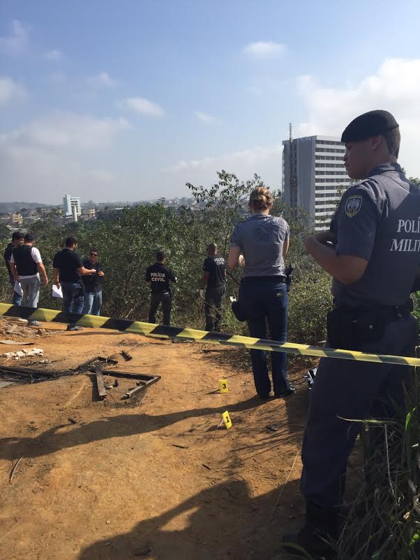 Corpo de adolescente é encontrado queimado em terreno de Cariacica