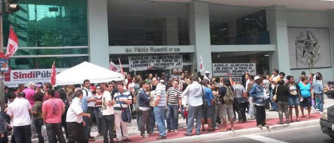 Servidores públicos protestam por reajuste no Centro de Vitória