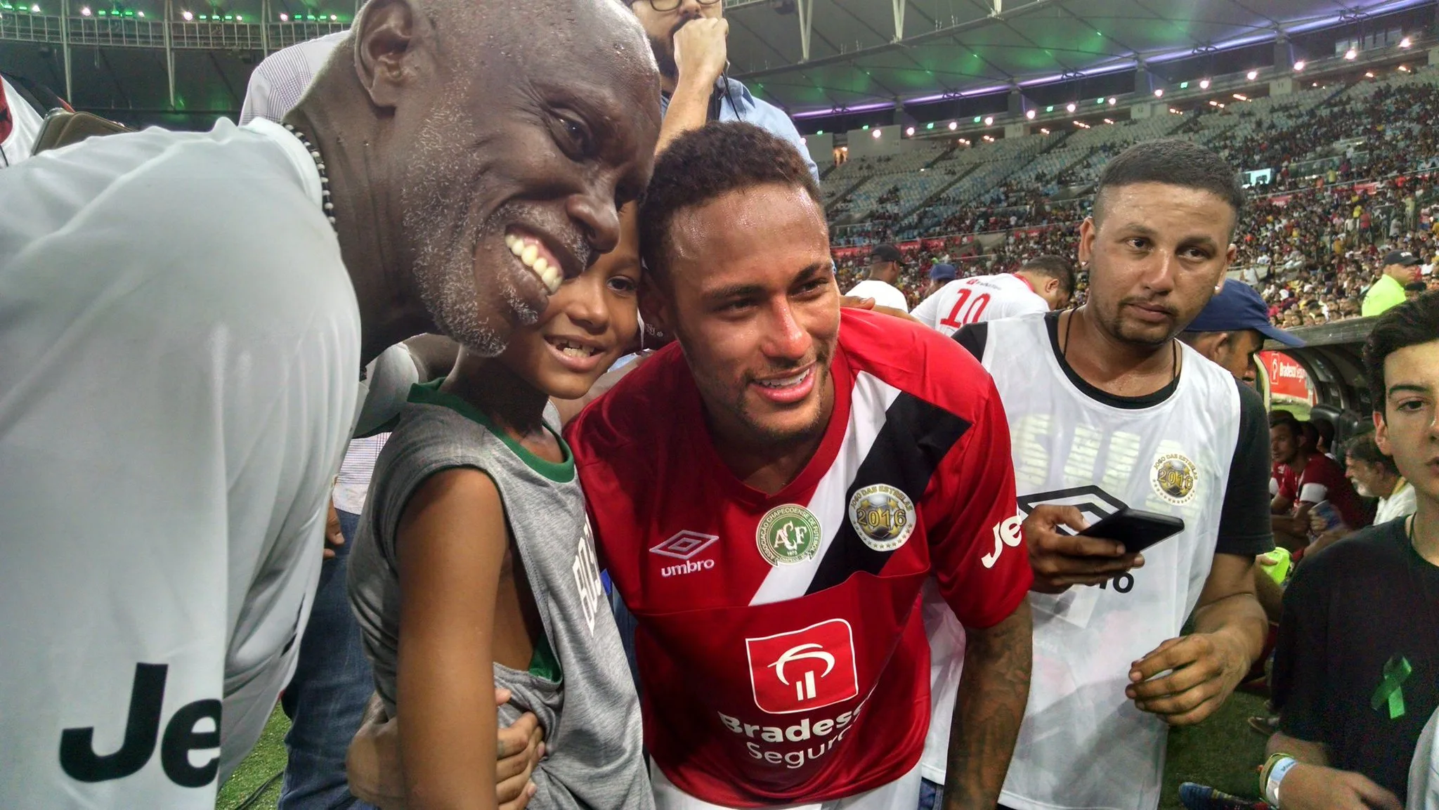 Com Maracanã cheio, homenagens à Chapecoense marcam o Jogo das Estrelas de Zico