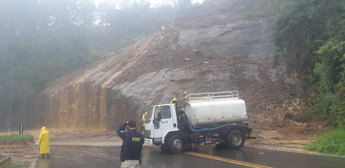 Barreira cai e BR 262 é interditada