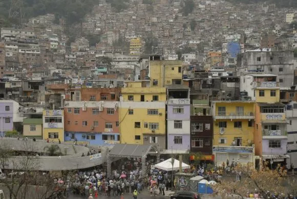 Presos dois policiais envolvidos na morte da turista espanhola na Rocinha