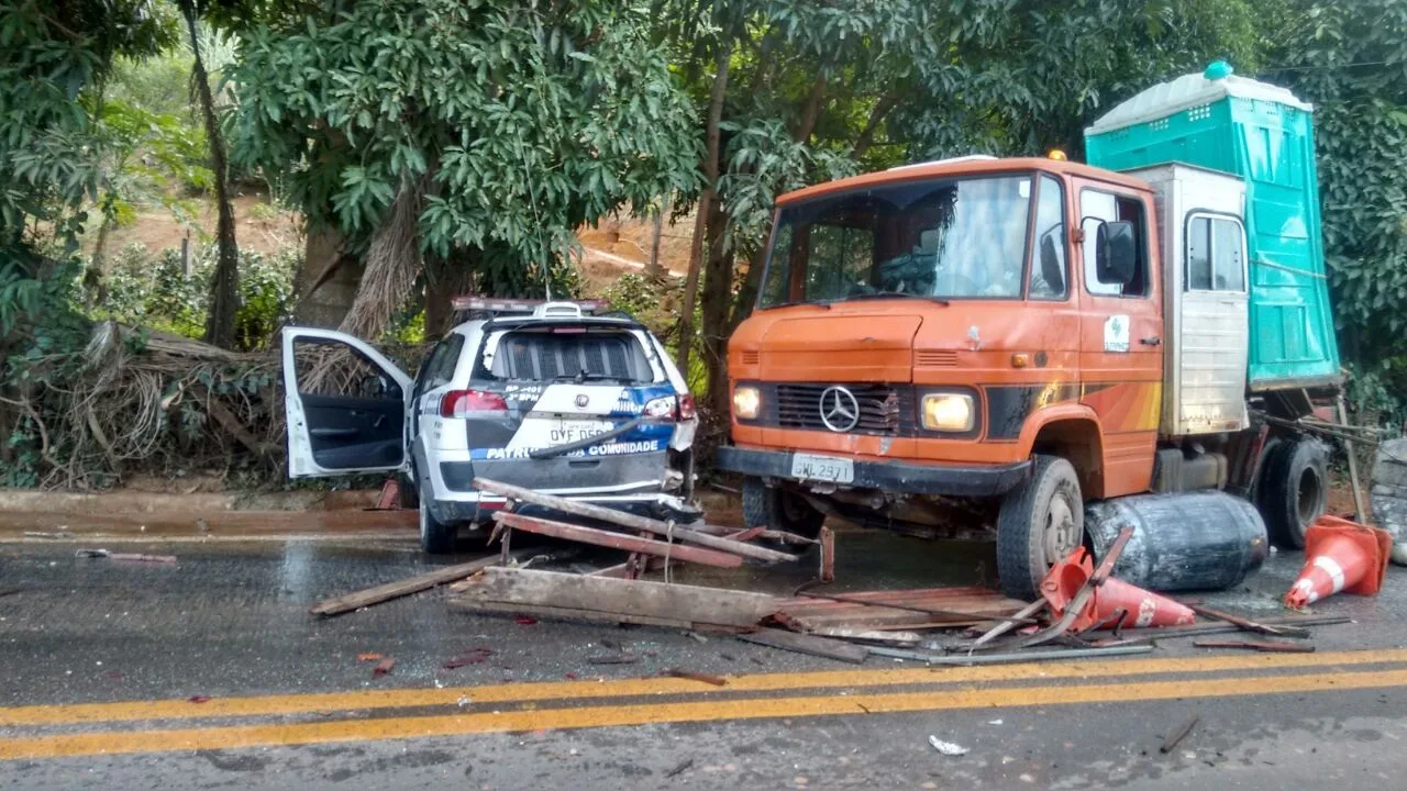 Carreta sem freio atinge viatura da PM e outros dois veículos na BR-482 em Guaçuí