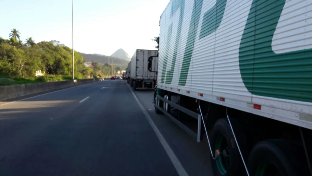 Caminhoneiros realizam protesto na BR 101 contra preço dos combustíveis