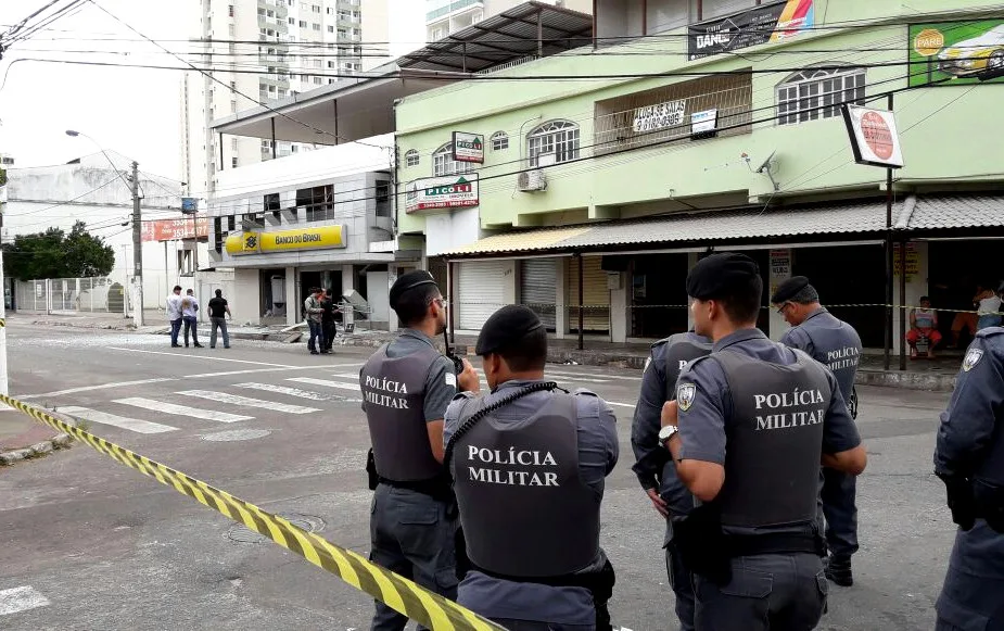 Criminosos usam explosivos para arrombar banco e fazem reféns em Coqueiral de Itaparica