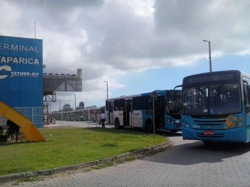 Rodoviários fazem paralisação surpresa e impedem saída de ônibus de terminal em Vila Velha