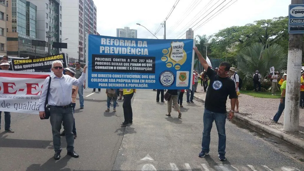 Servidores públicos fazem manifestação em avenida de Vitória