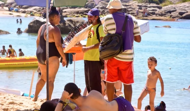 Verão: quiosqueiros e ambulantes recebem blusas personalizadas na orla de Vila Velha