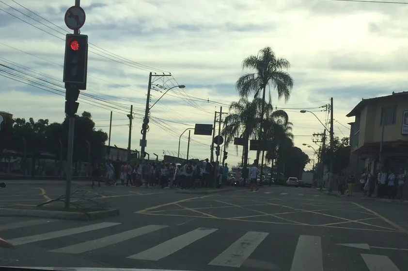 Após 1 hora de interdição, estudantes encerram protesto na avenida Norte-Sul na Serra. Saiba como está o trânsito!