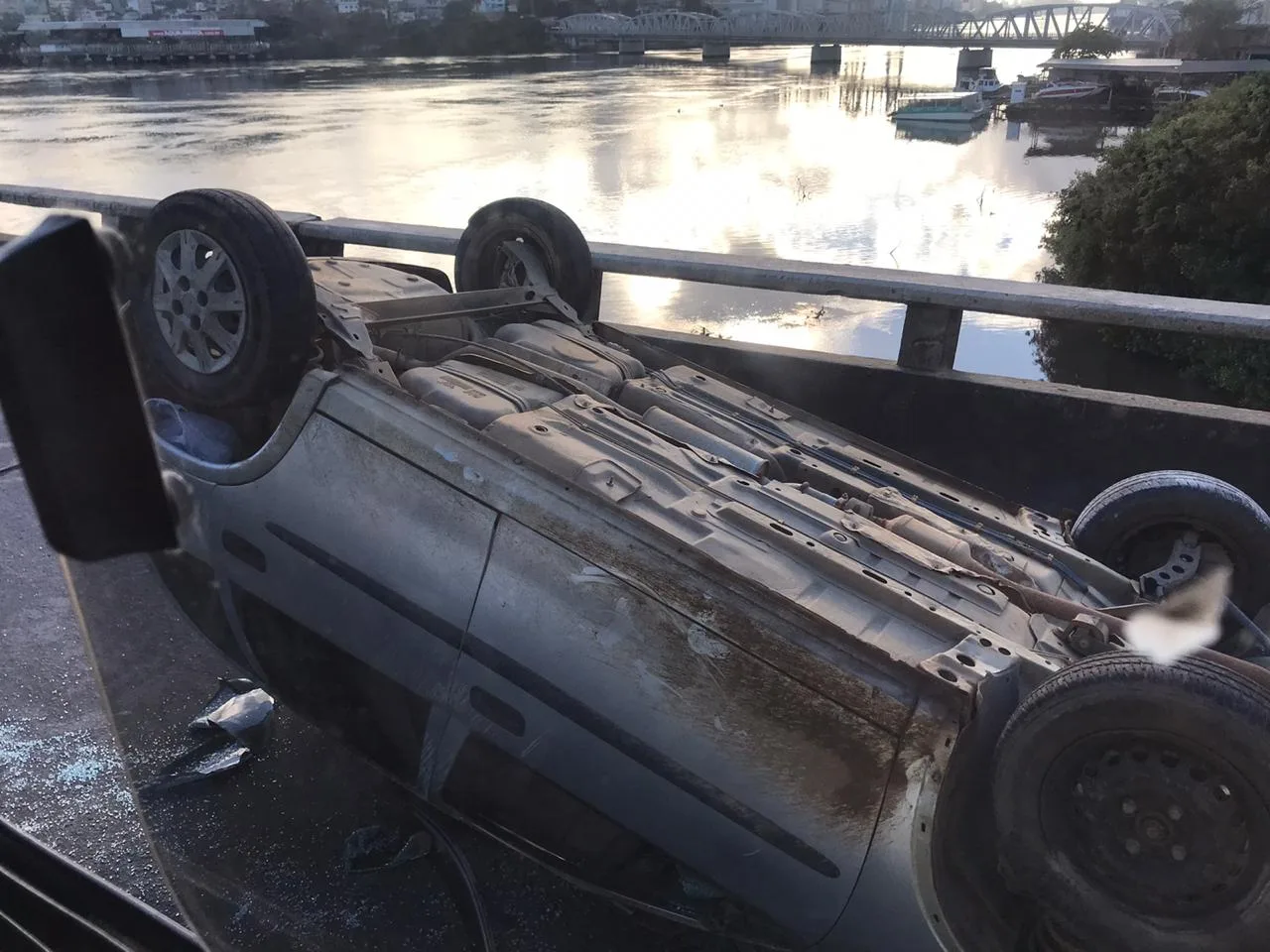 Carro capota na Segunda Ponte e deixa seis pessoas ficam feridas