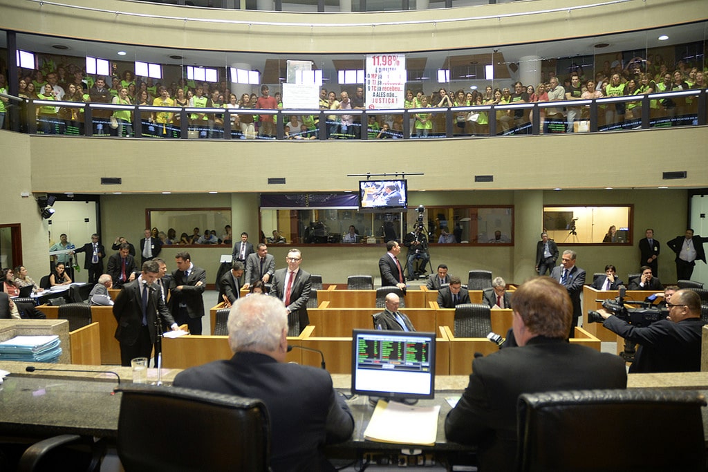 Nem panelaço impede urgência para projeto salarial do TJES na Assembleia