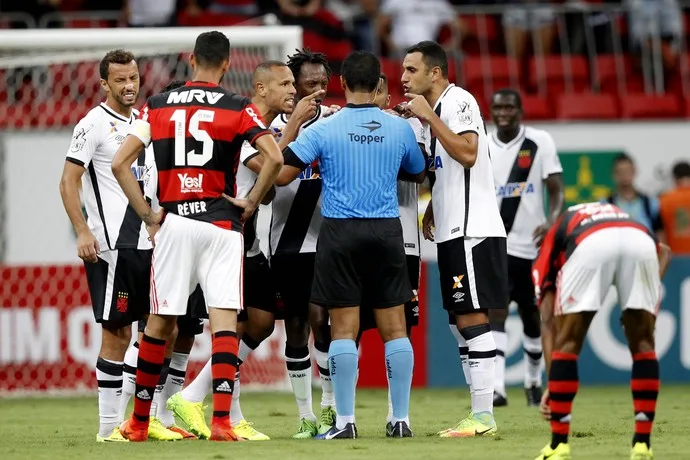 Ferj decide afastar árbitro e assistente após erro em Flamengo x Vasco