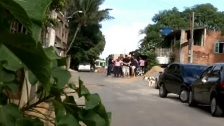 Familiares e amigos prestam as últimas homenagens ao motorista do prefeito de Viana executado a tiros