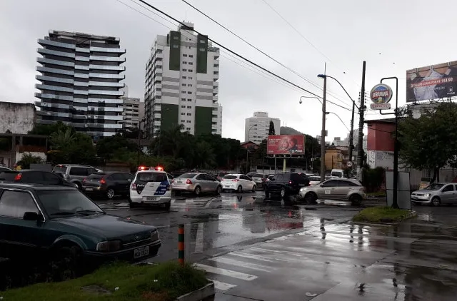 Acidente entre ônibus e carro deixa trânsito complicado na Terceira Ponte