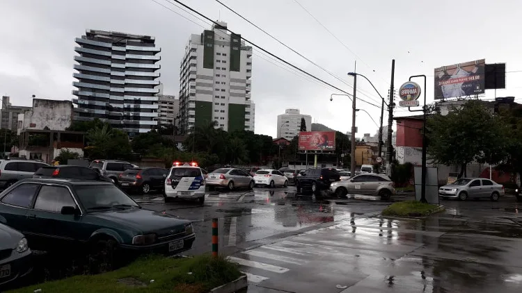 Acidente entre ônibus e carro deixa trânsito complicado na Terceira Ponte